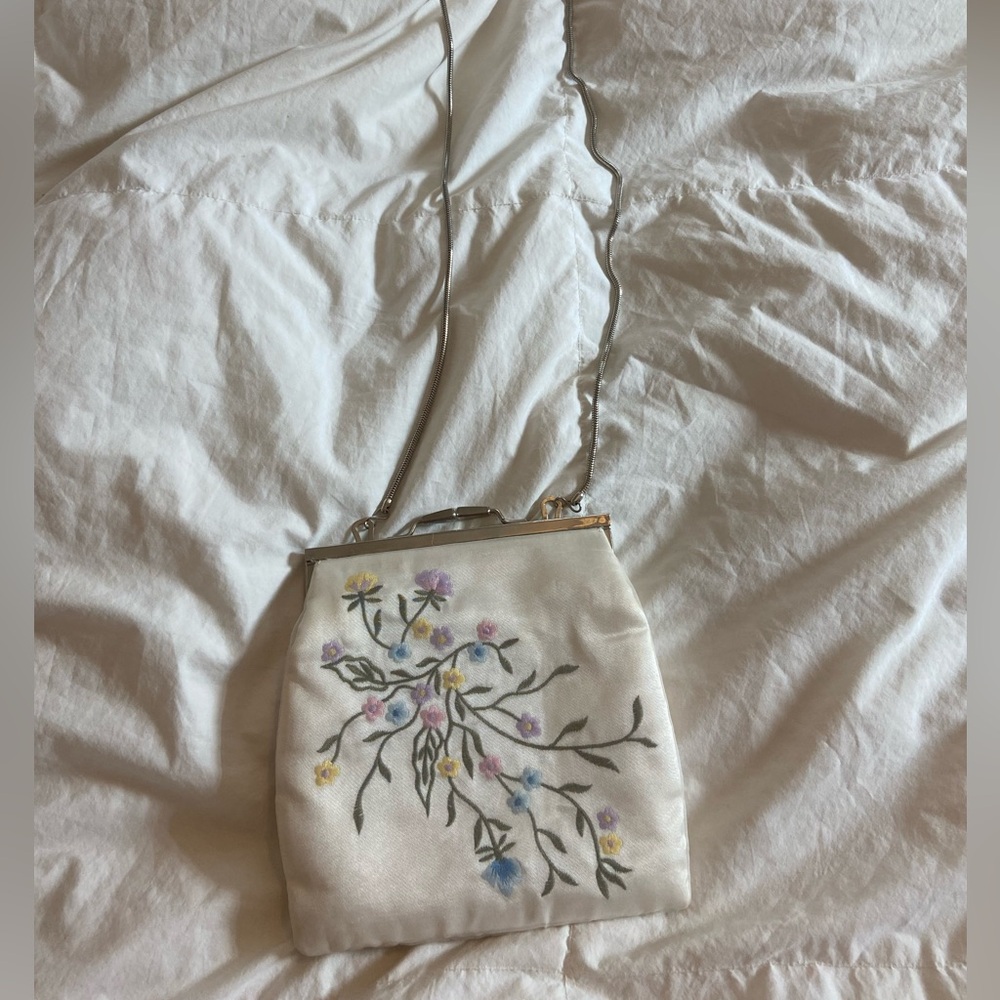 Valerie Stevens White Floral Crossbody Bag